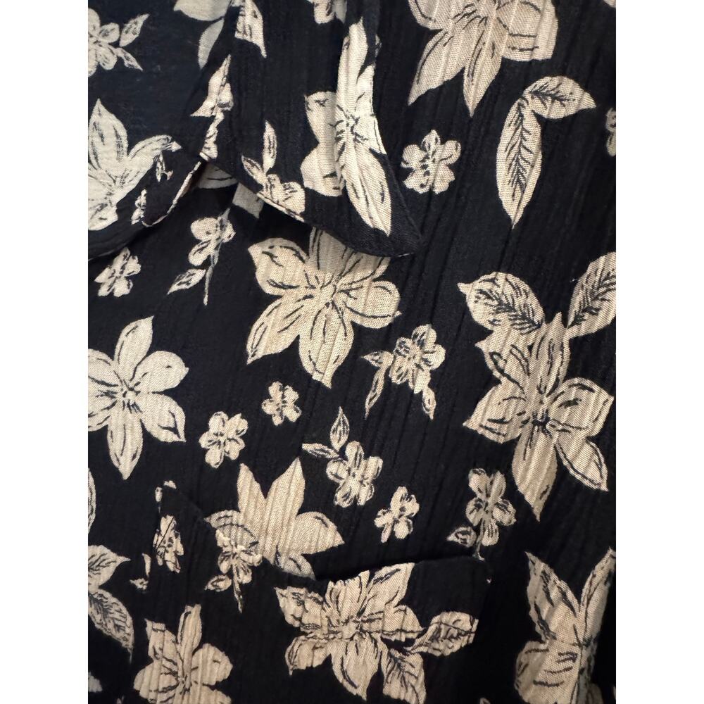 Jaclyn Smith Crinkled Knit Button Up Floral Blouse Navy White Plus 3X - Picture 2 of 6